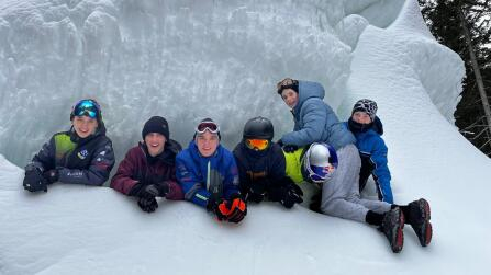 Schülergruppe im Schnee